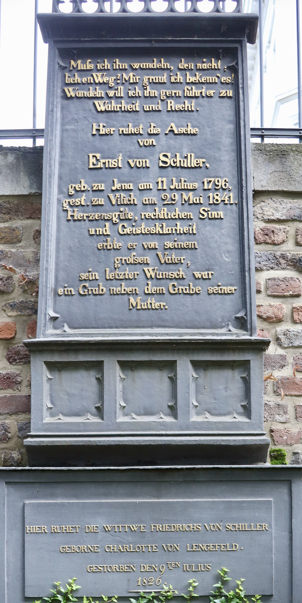 Der Grabstein von Charlotte Schiller und ihres Sohnes ernst von Schiller auf dem Alten Friedhof in Bonn