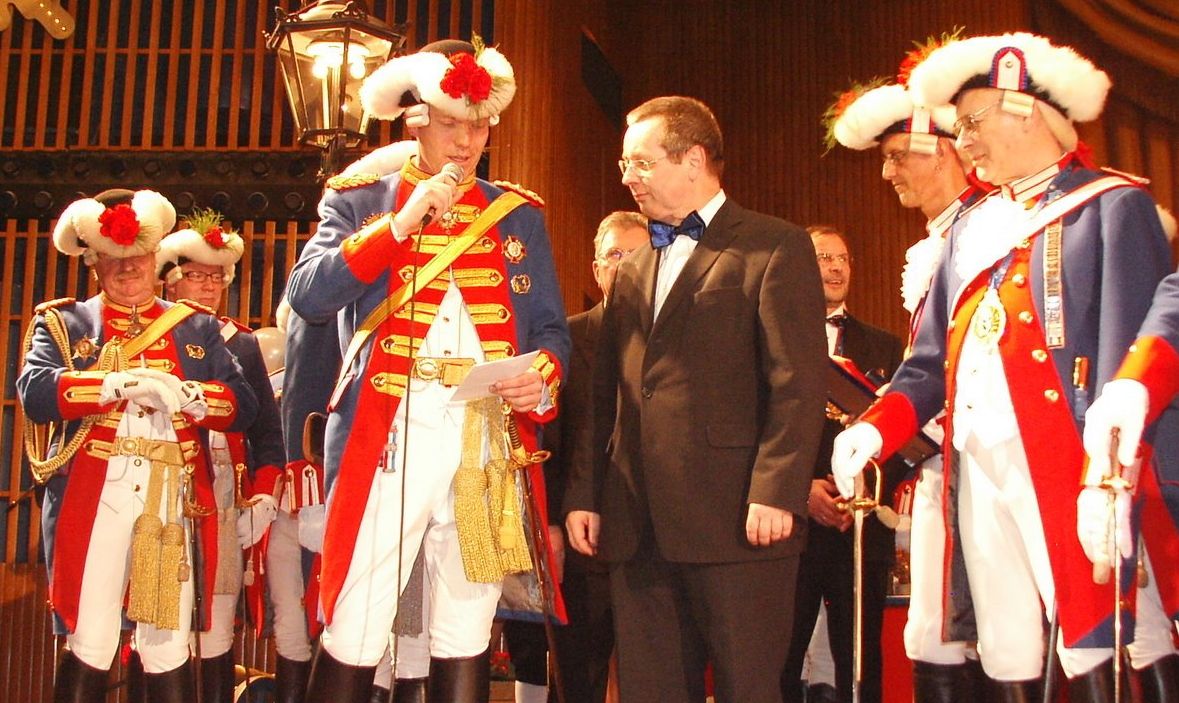 Bei der Ernennung zum Ehrenmajor der Stadtsoldaten durch Kommandant Ralf Wolanski