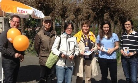Claudia Lcking-Michel vor Ort in Bonn-Castell